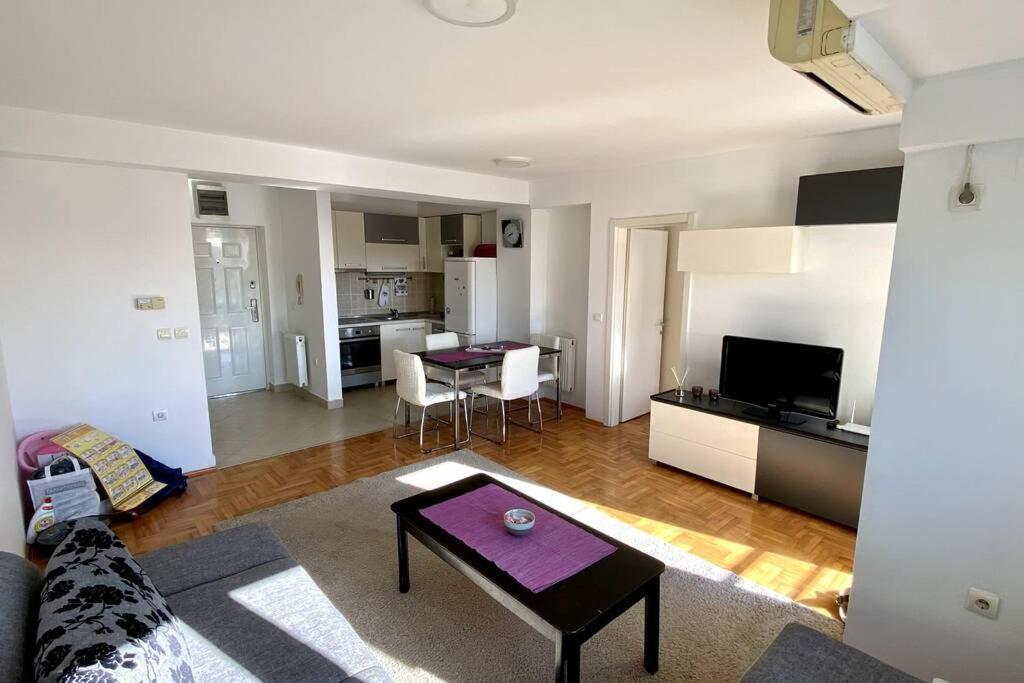 Matea'S Appartment 800 M To Center Free Parking Skopje Bagian luar foto